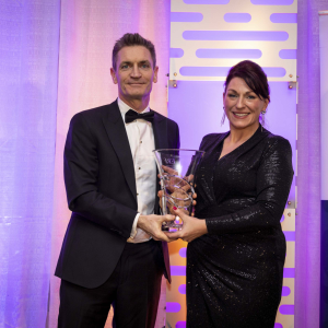 James-Kilbane-Award-winner-Peter-Cosgrove-presented-by-Caroline-Kilbane-2