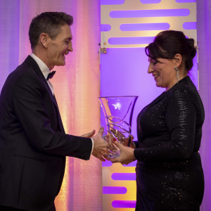 James-Kilbane-Award-winner-Peter-Cosgrove-presented-by-Caroline-Kilbane